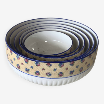Vintage nesting porcelain dishes