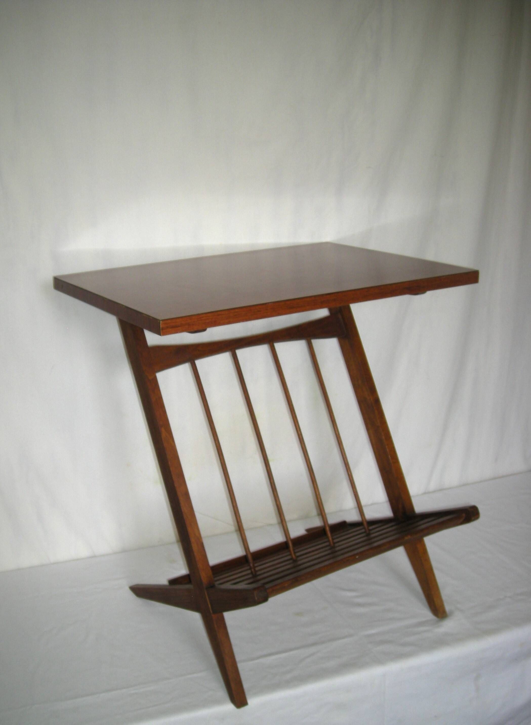 Table basse ; range disques ; revues style scandinave des années 50