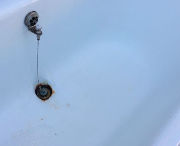 Cast iron bathtub on legs