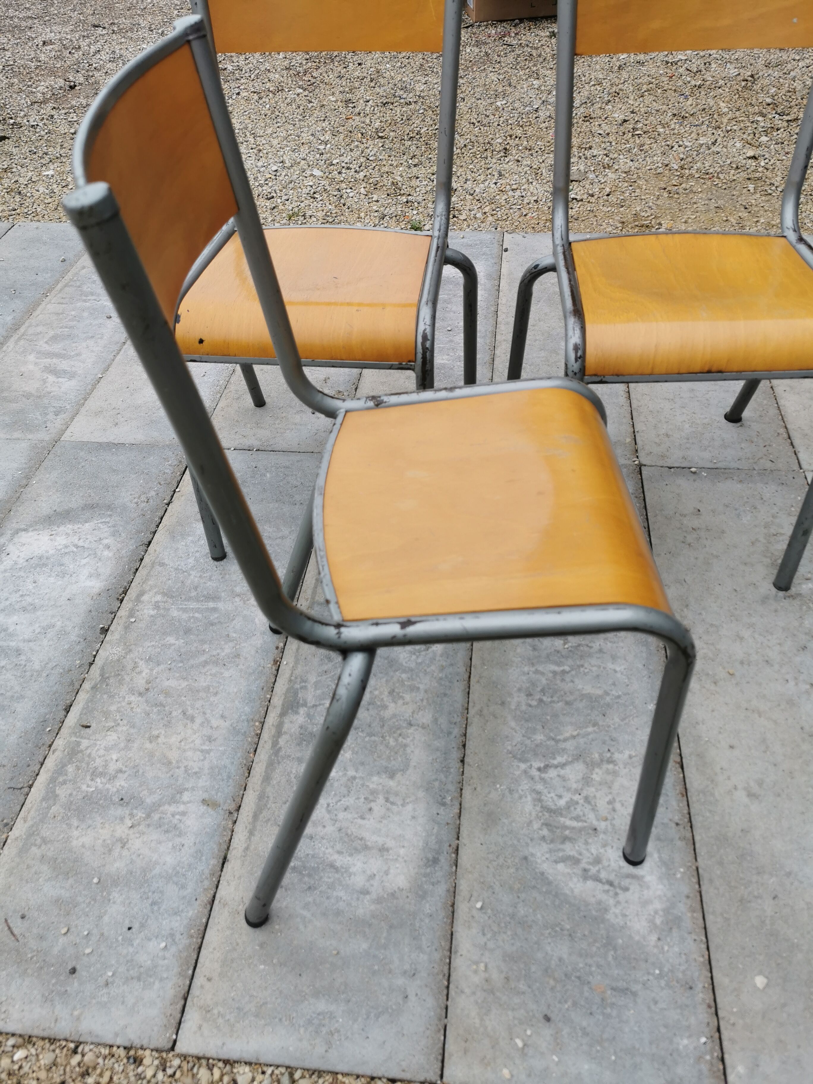 Lot de trois chaises d'école vintage