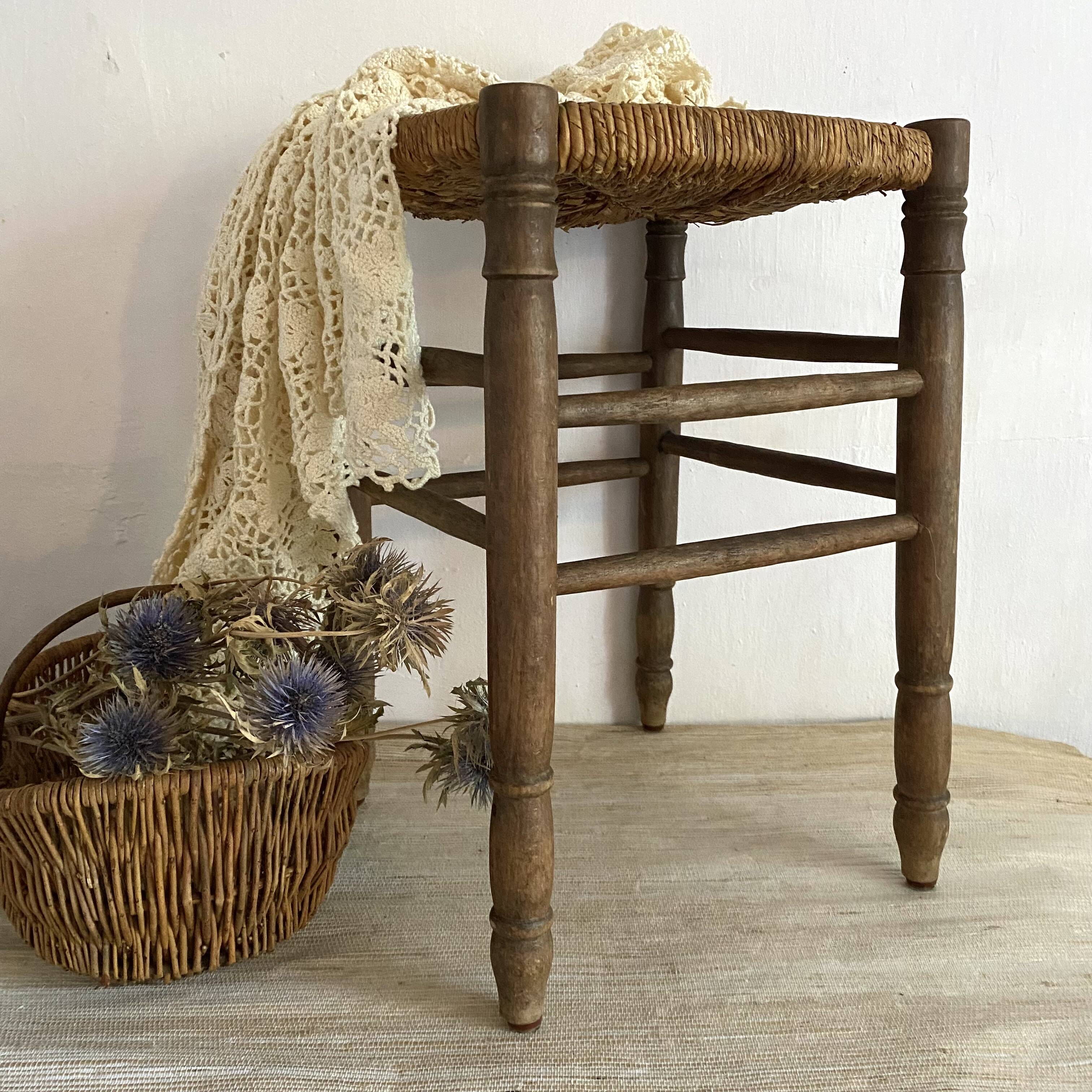 Country stool in wood and straw