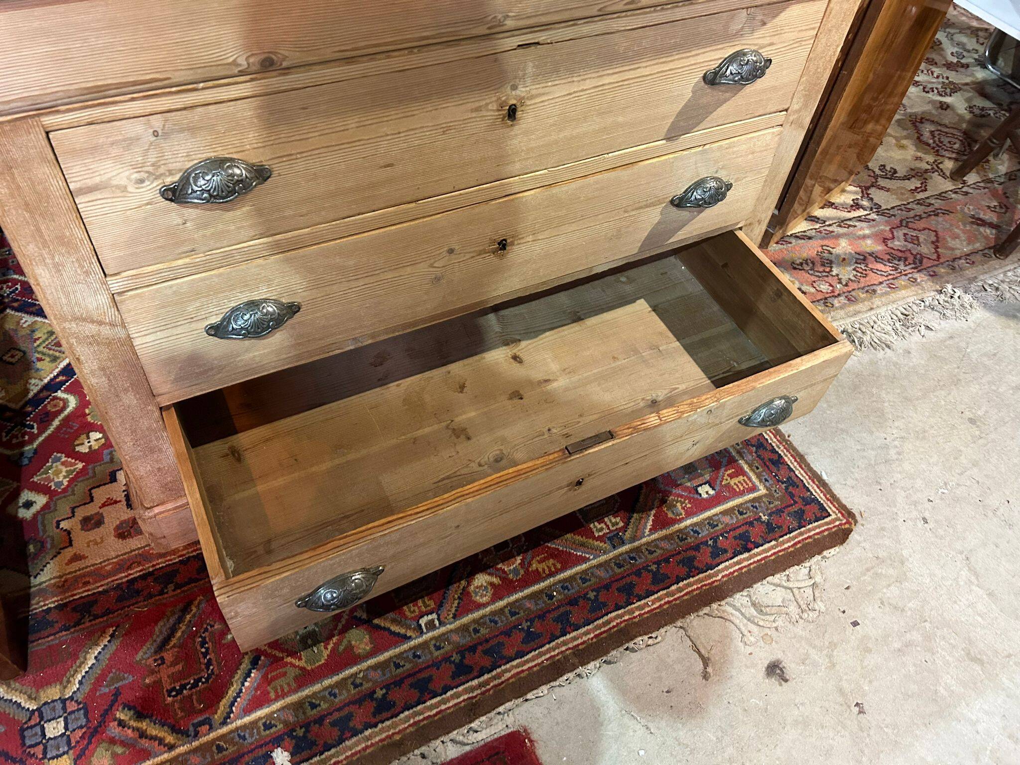 Commode Louis Philippe en pitchpin sur plinthes