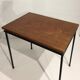 Table d'appoint moderniste