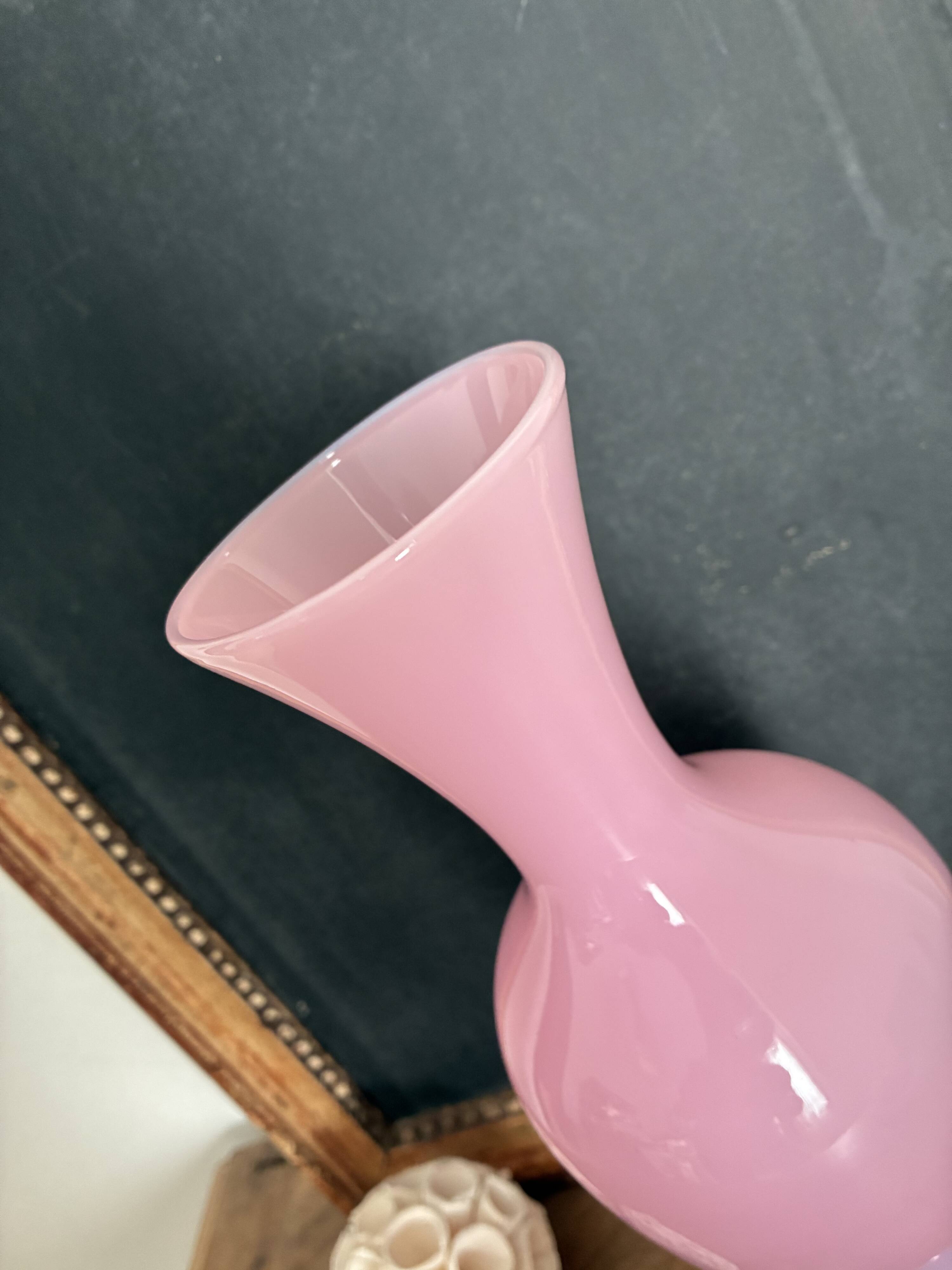 Vase en opaline rose