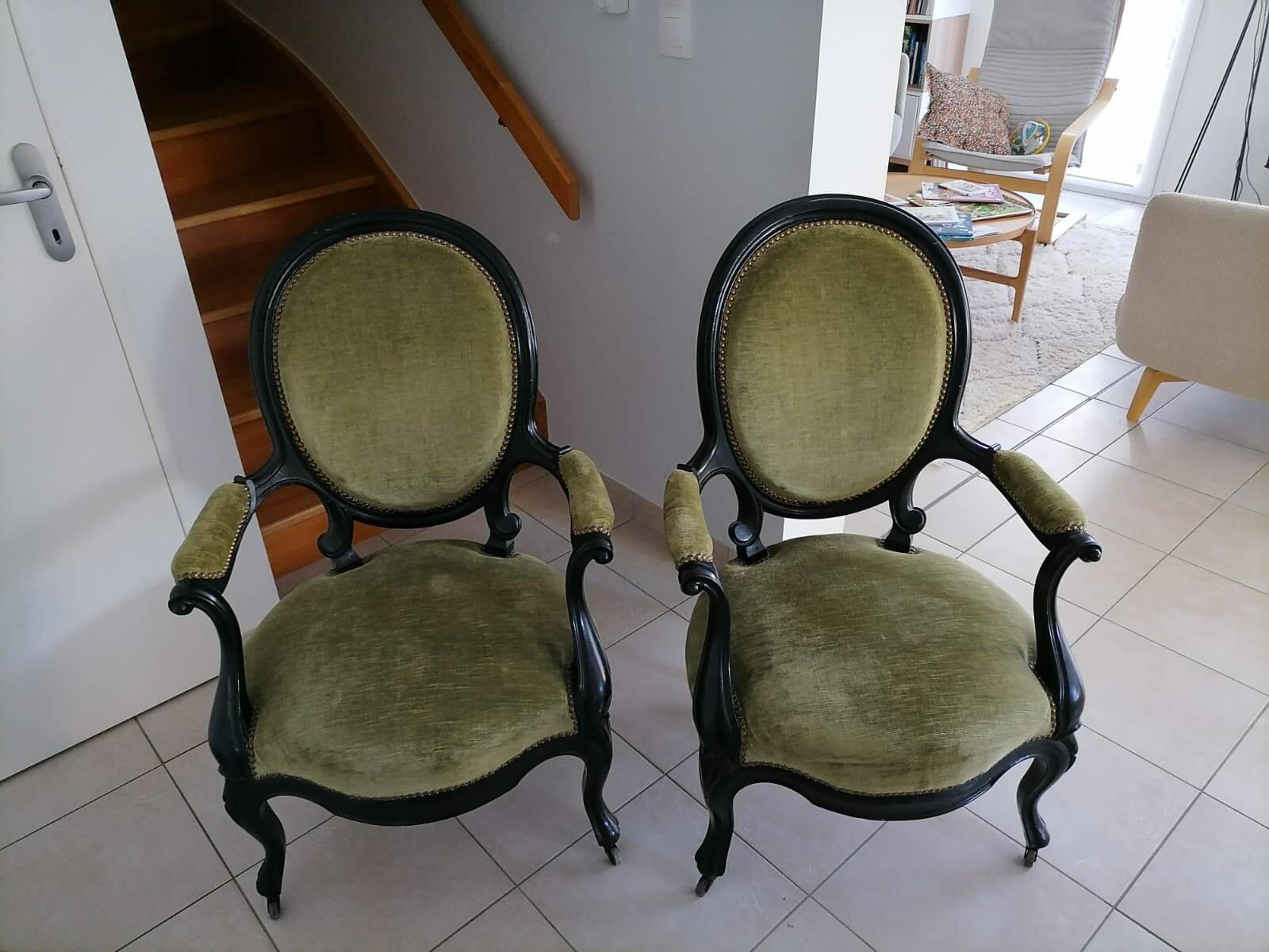 Set of 2 vintage green velvet armchairs – Elegance and comfort