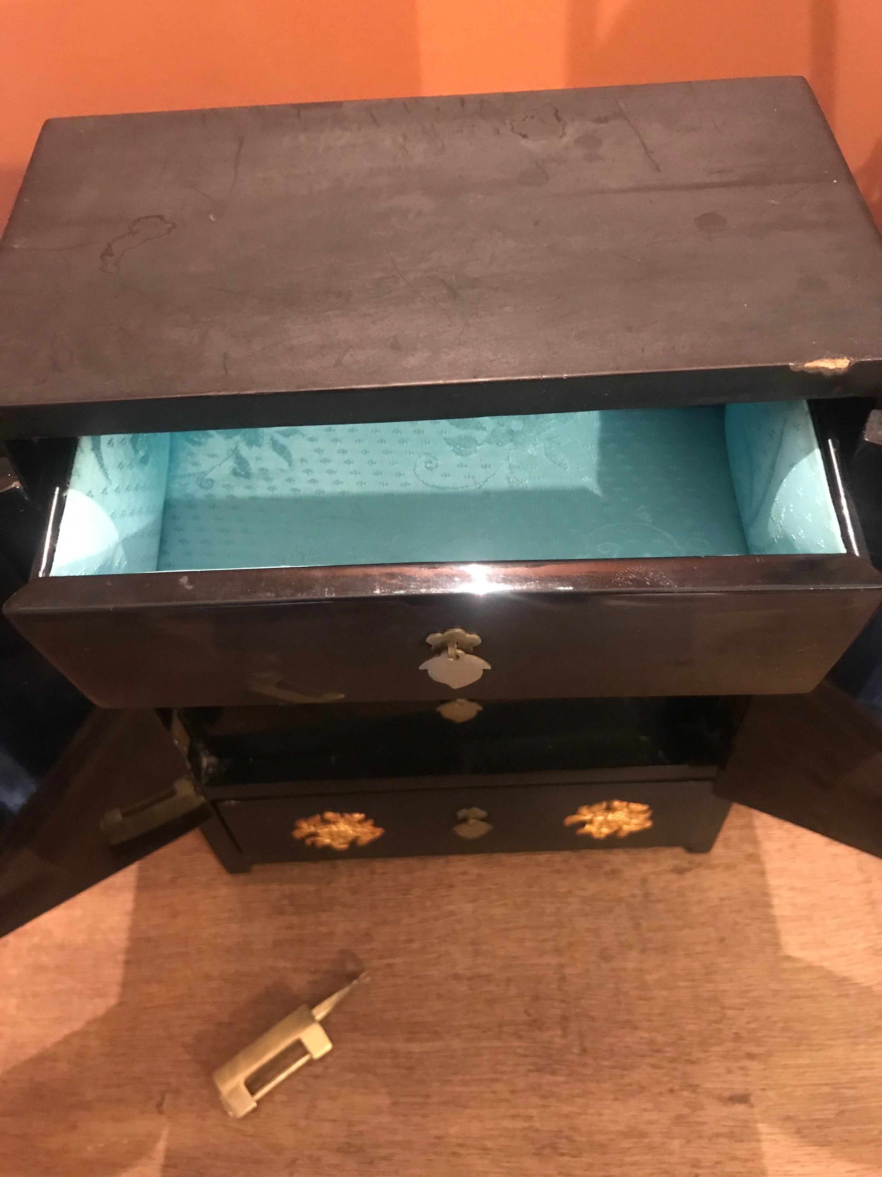 Jewelry box in black lasca