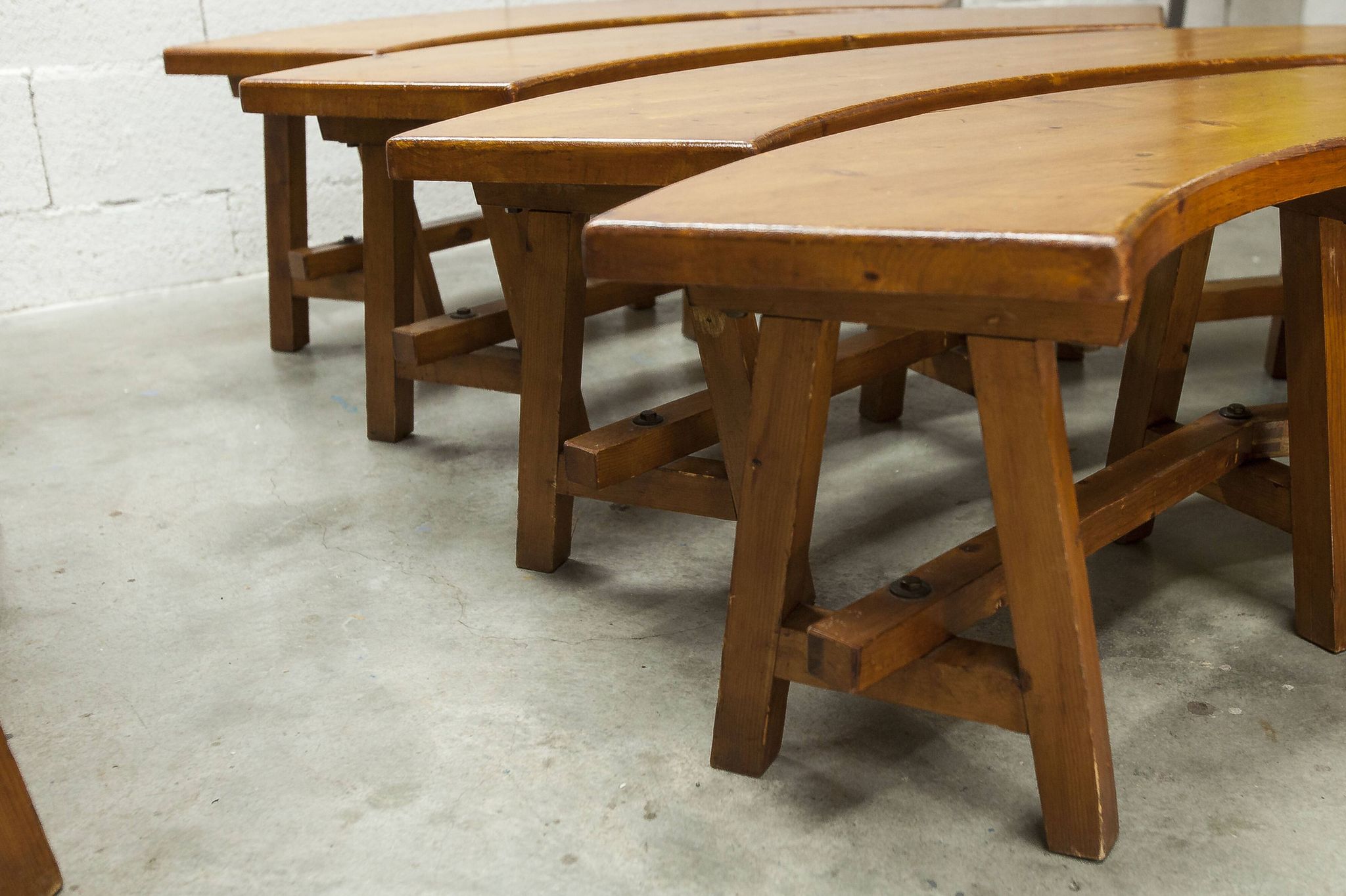 Brutalist ensemble round table 113cm and its 4 rounded stools 1960