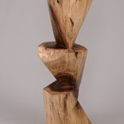 Table d’appoint sculpturale en bois massif, design contemporain original, logniture