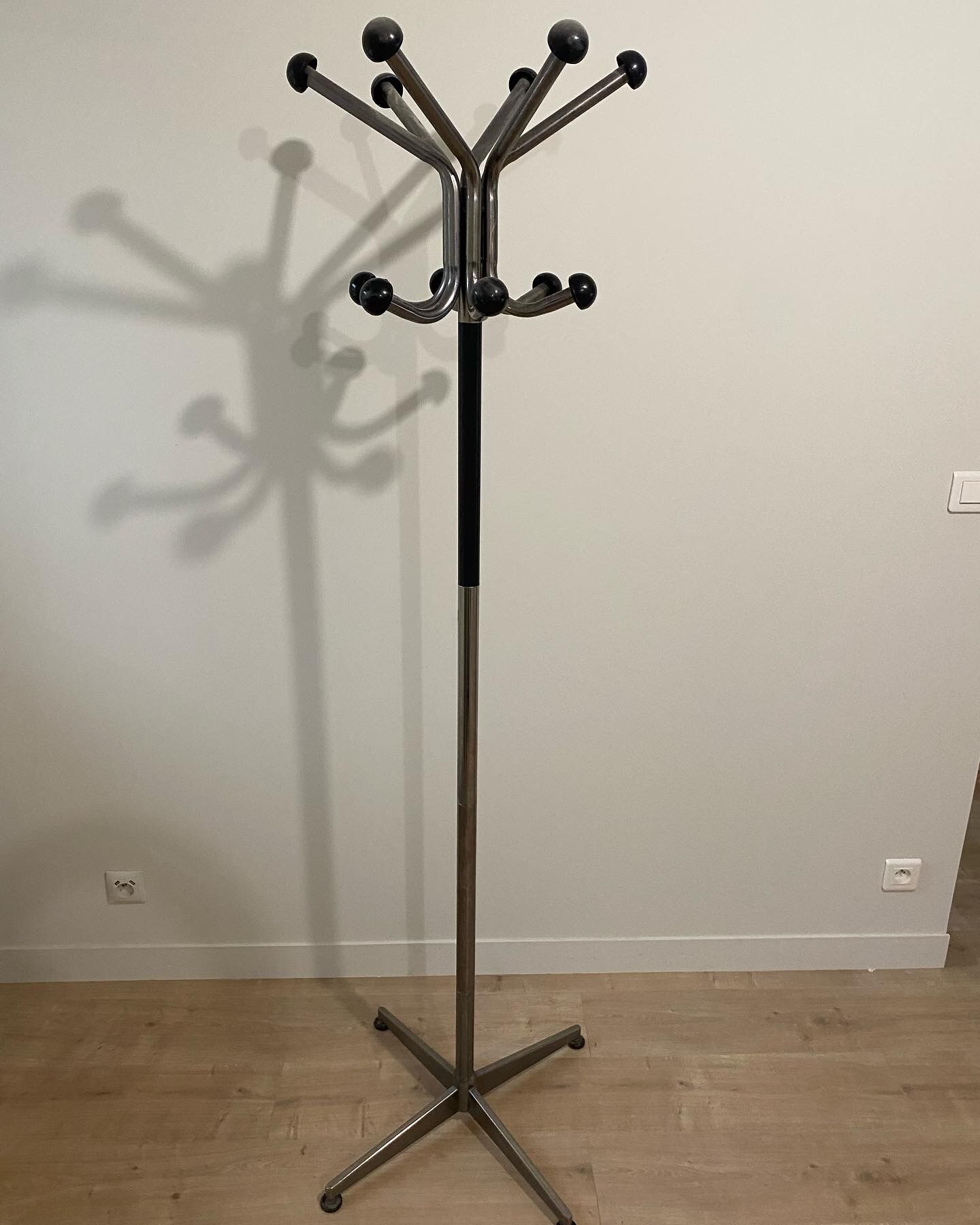 Metal parrot coat rack