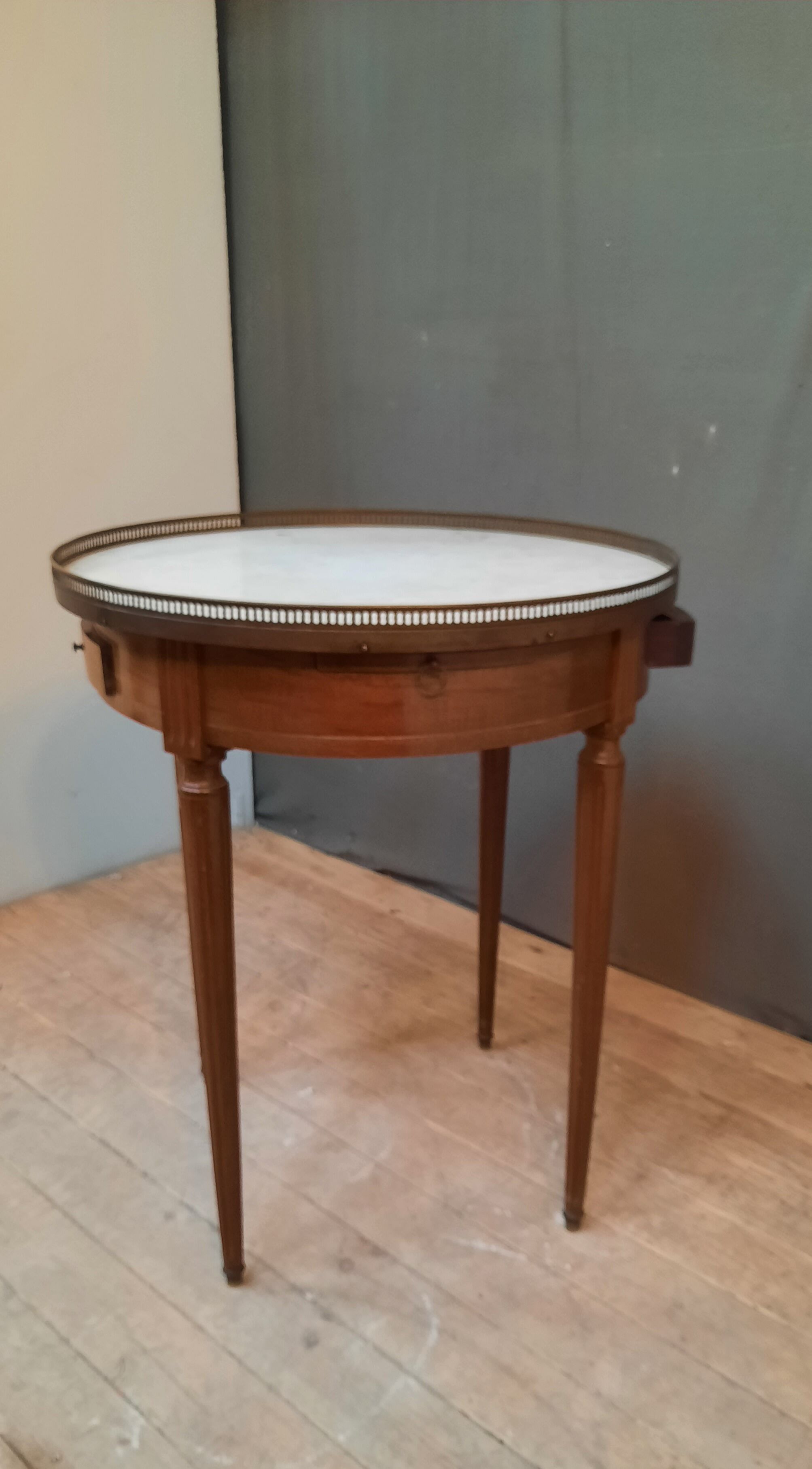 Louis XVI-style hot water table