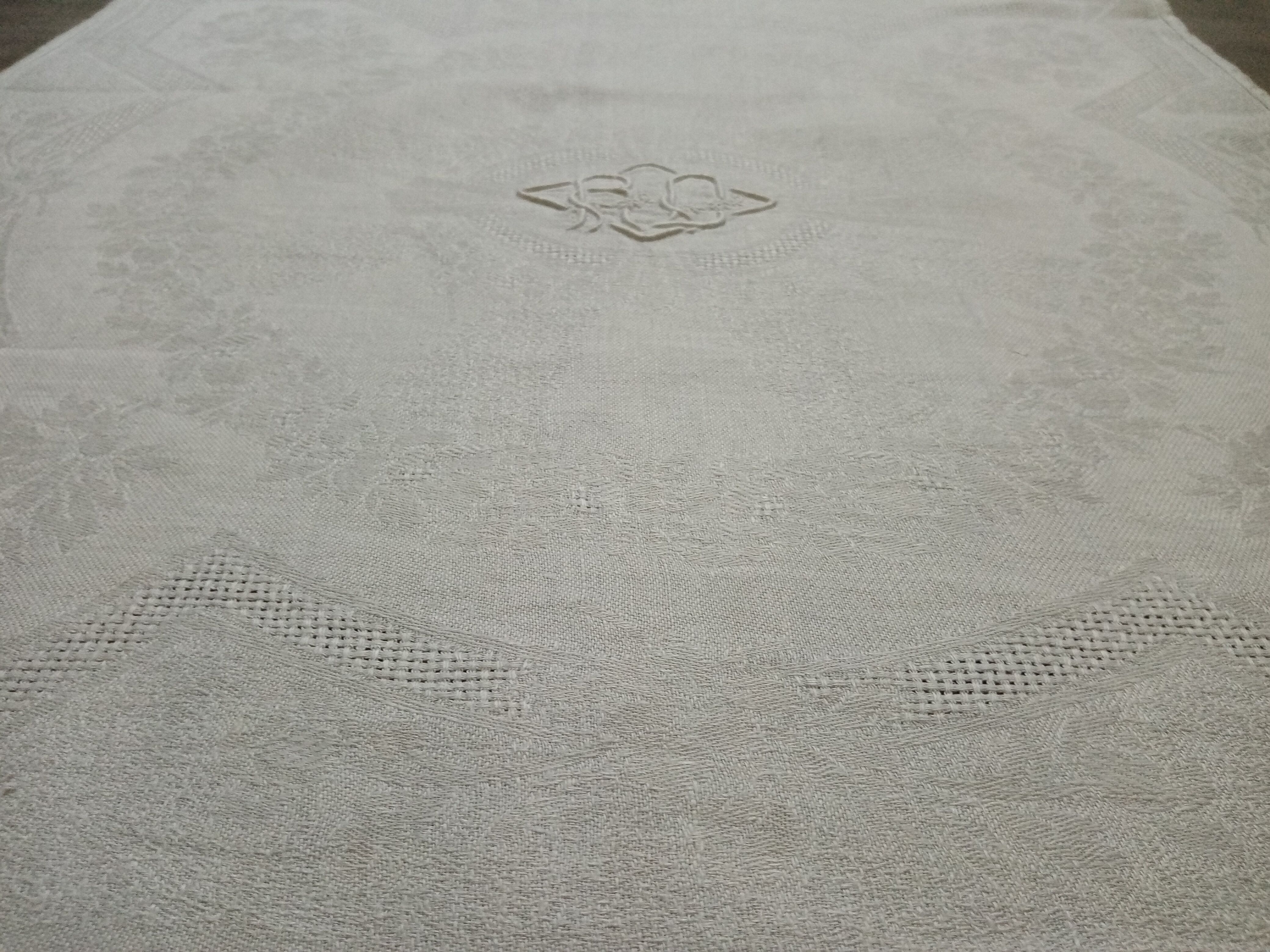 Ancient tablecloth, 12 embroidered towels monogram RD damasse de roses , friezes art deco