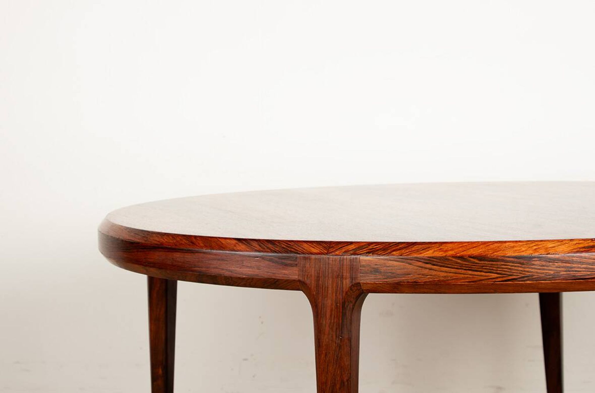 Danish round rosewood coffee table model 283 by Johannes Andersen.