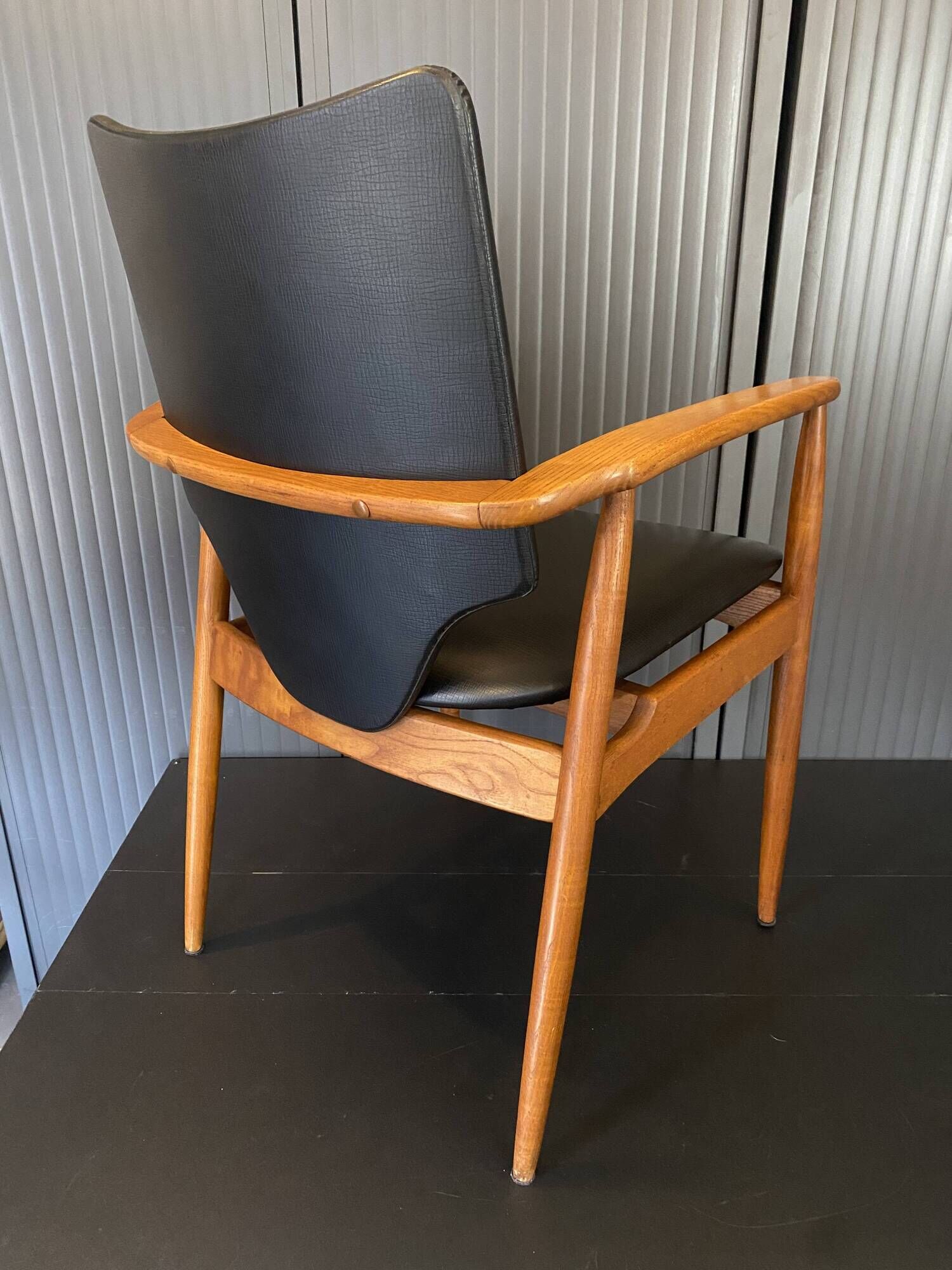 A Scandinavian teak skai chair from the 1960s for a vintage desk table.