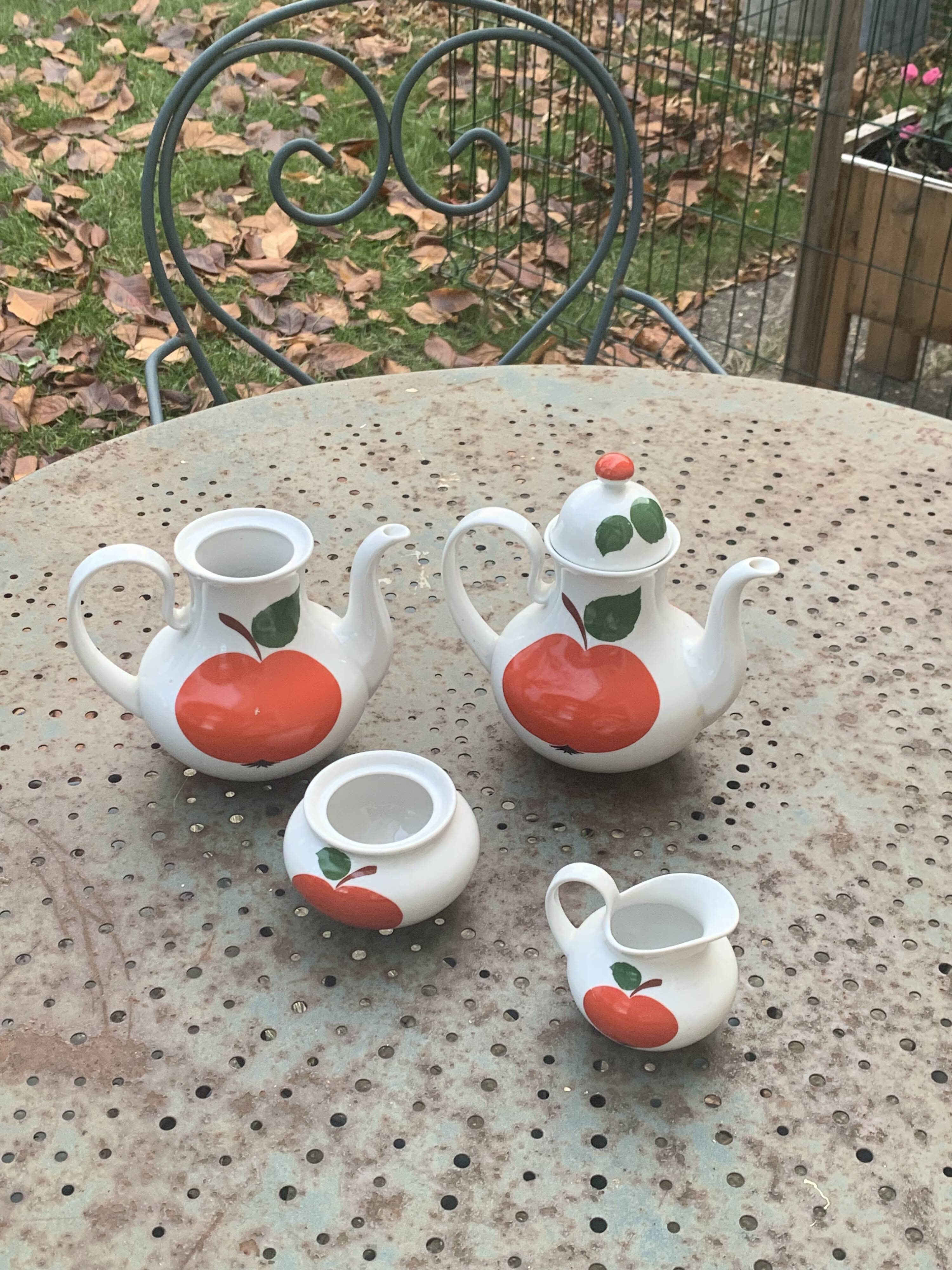 Red apple porcelain coffee service, Patricia model, Lehmann, Weiden, Bavaria