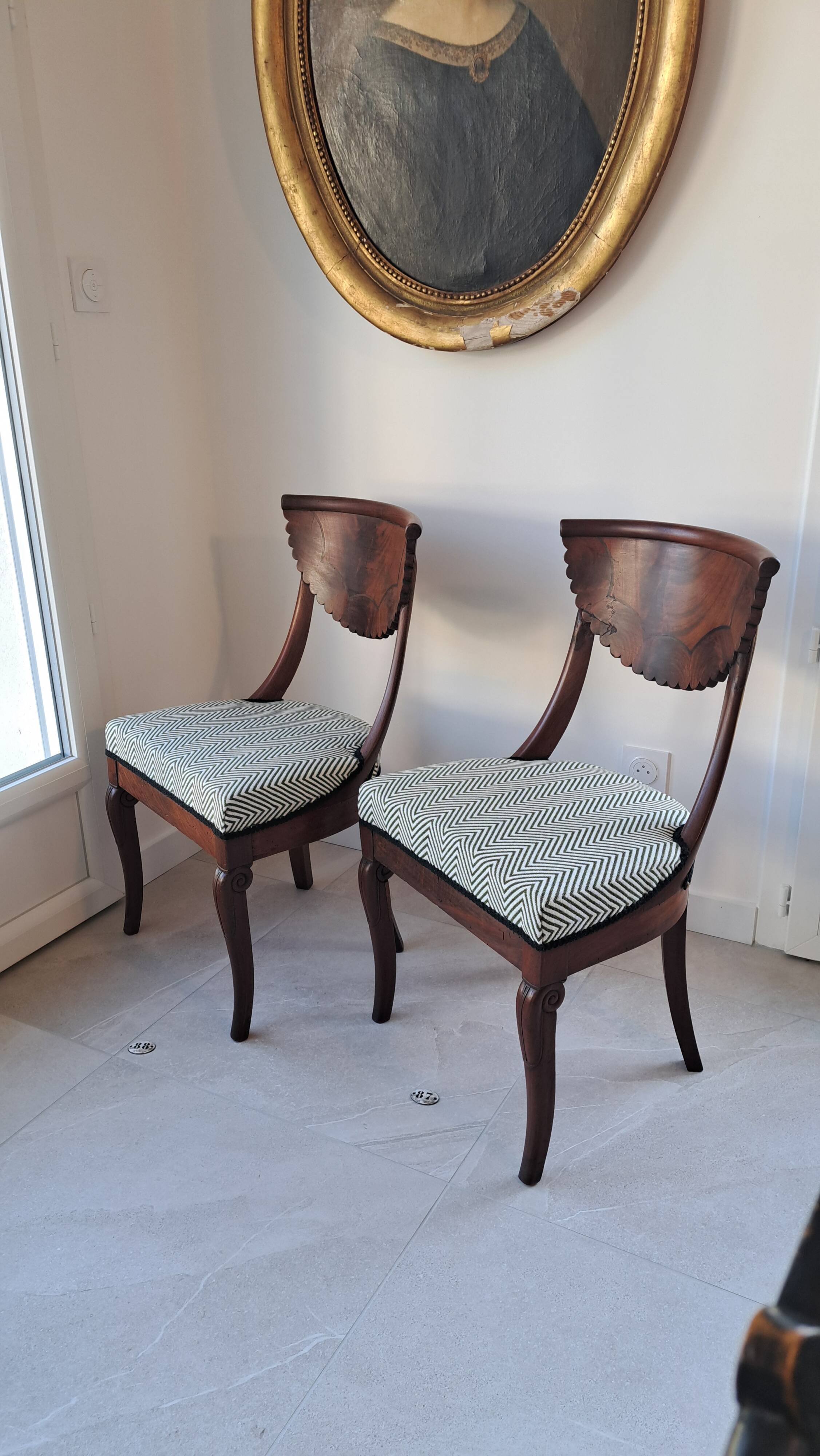 Pair of mahogany gondola chairs – Empire style – 20th century, restored