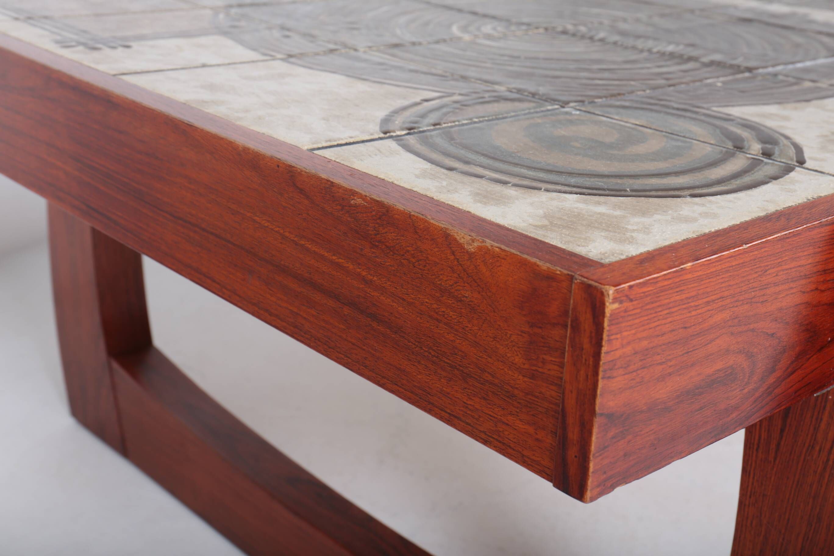 Table basse danoise en palissandre et céramique signée "Ox Art"