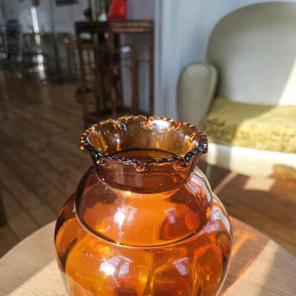 Vintage Art Deco vase in amber glass with a wavy neck - height 25 cm