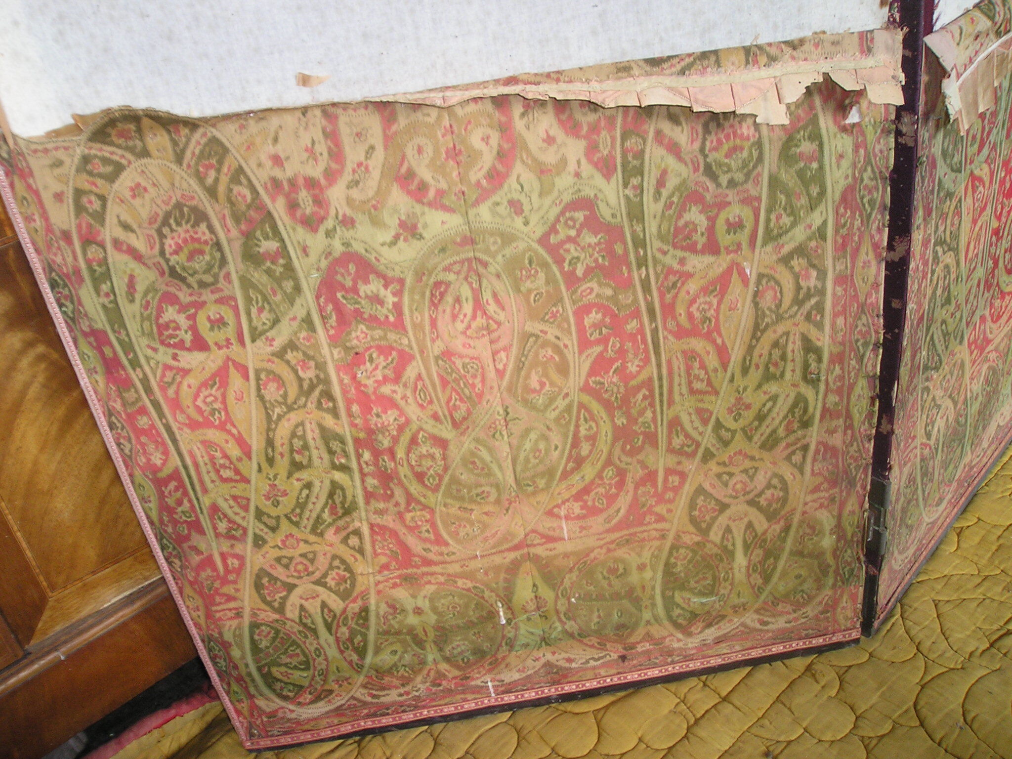Old screen with 2 sheets in fabric
