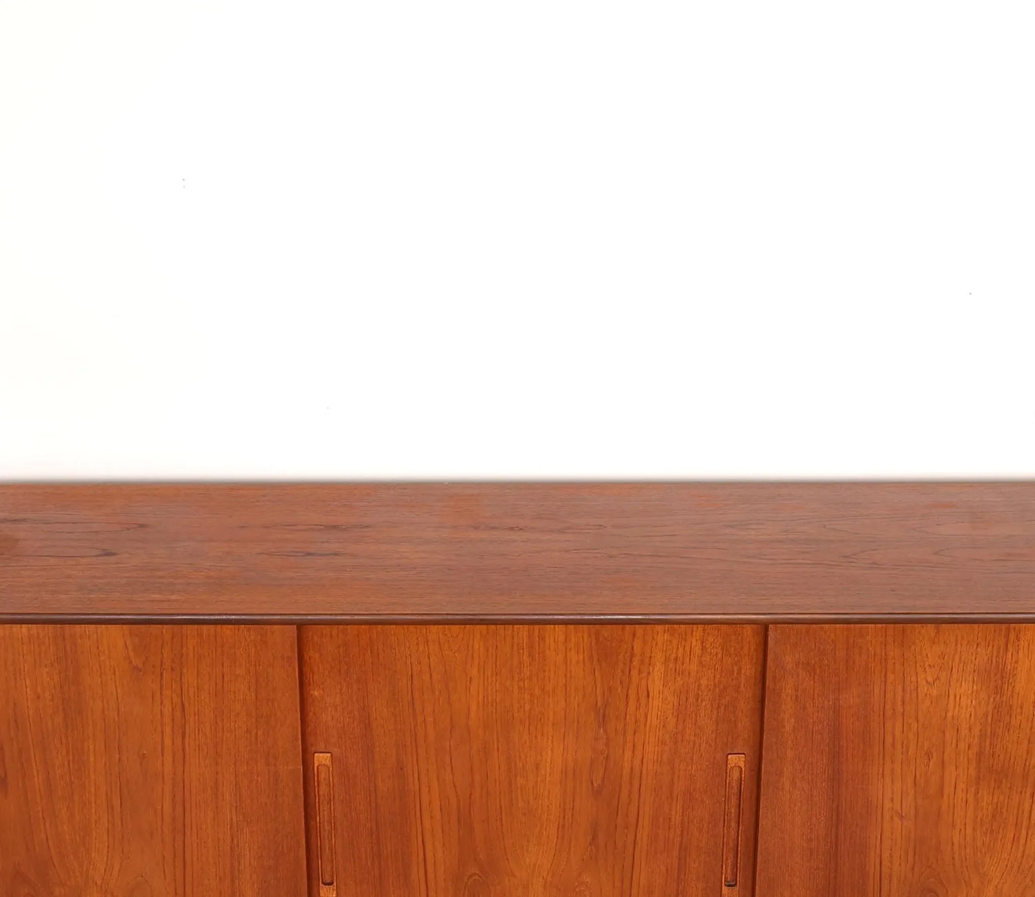 Buffet en teck de design danois avec section bar, années 1960.
