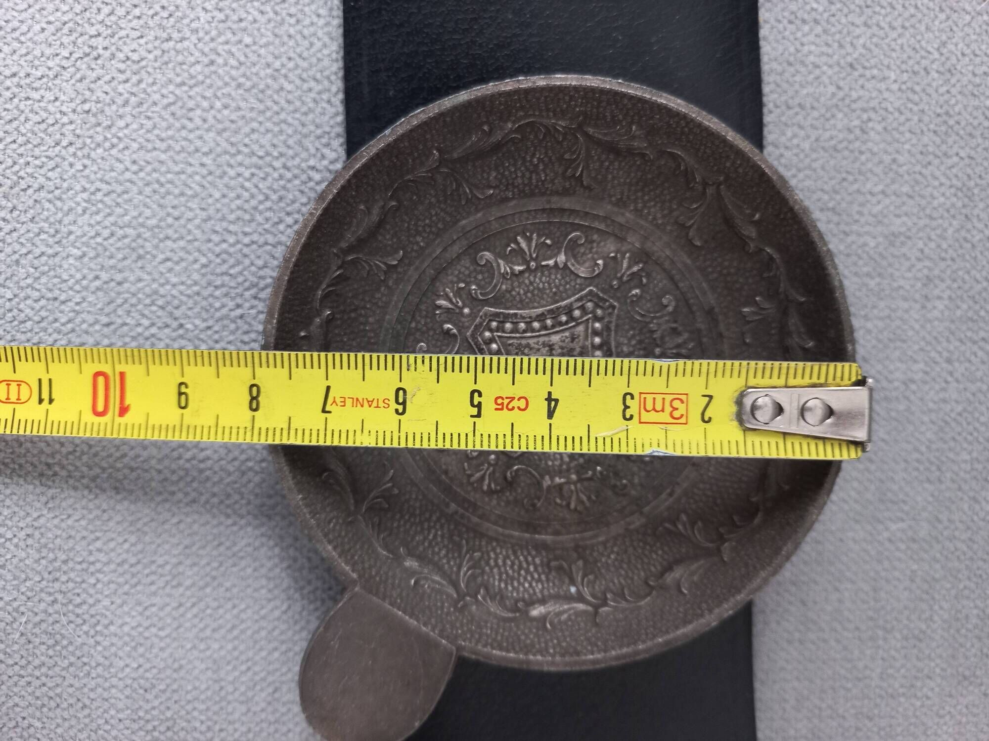 Cendrier vintage pour accoudoir, en cuir et métal, pièce ancienne