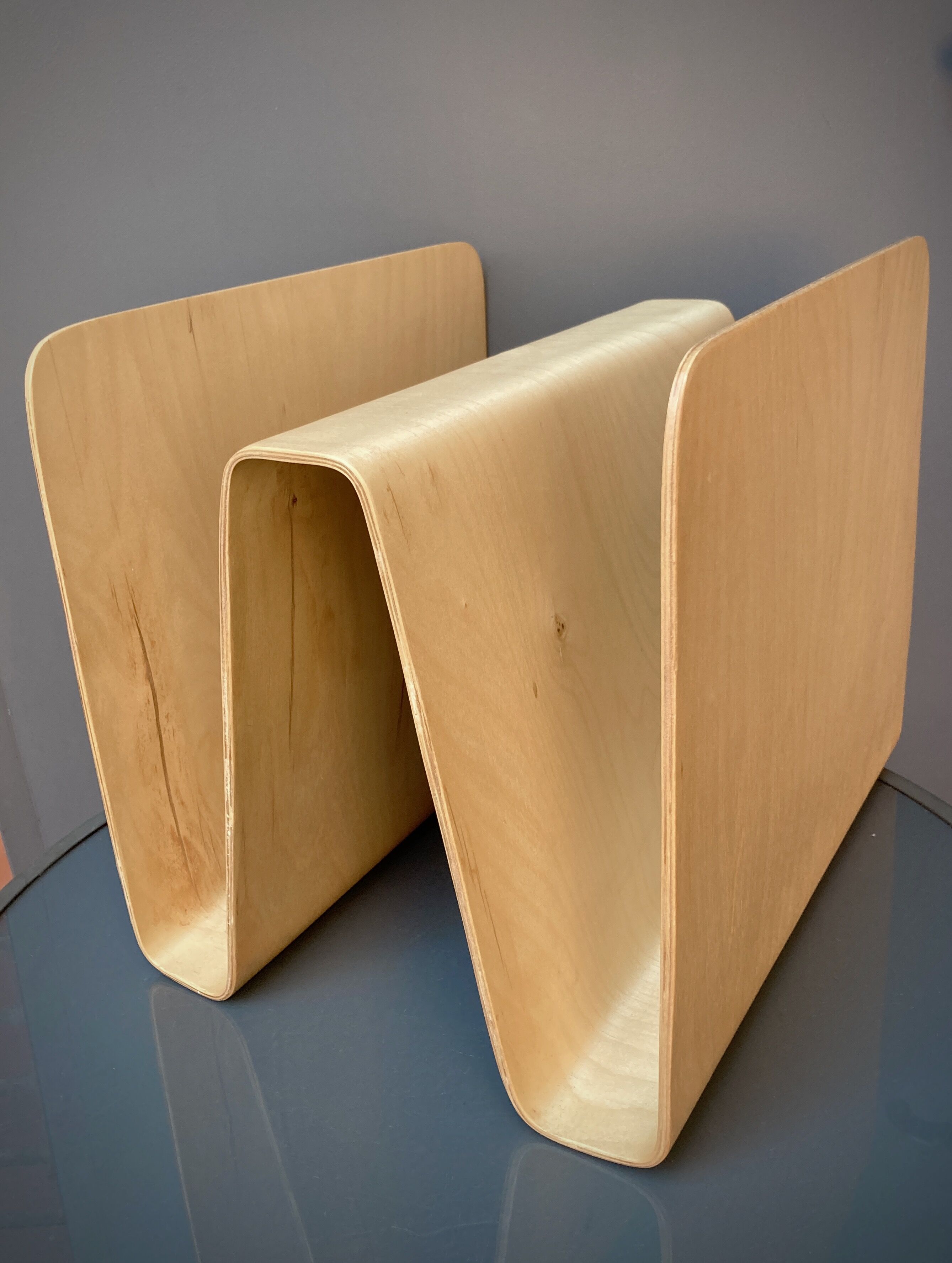 Design magazine holder in thermoformed wood