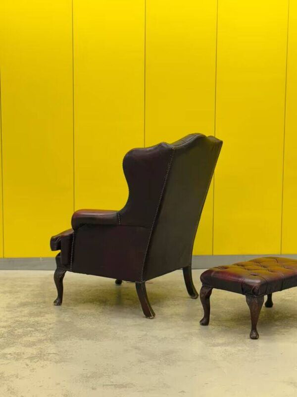 Fauteuil à oreilles Chesterfield en cuir bordeaux avec ottoman