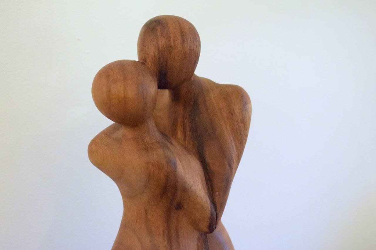 Le baiser sculpture en bois