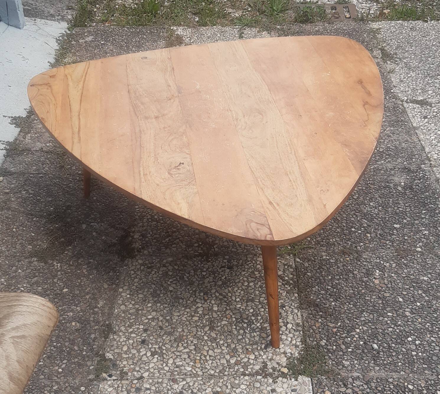 Scandinavian style coffee table with 3 legs