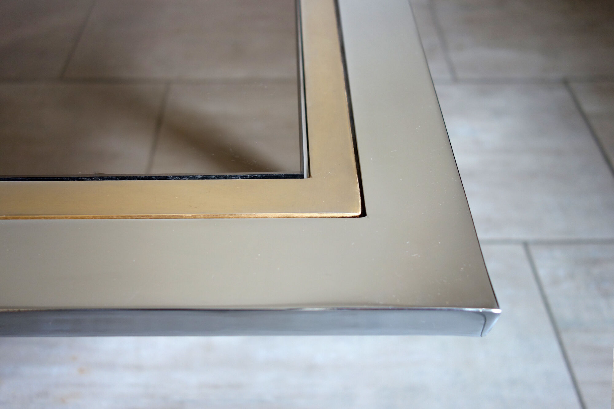 Table basse verre fumé métal chromé laiton 1970