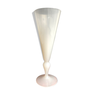 Vase en opaline blanche