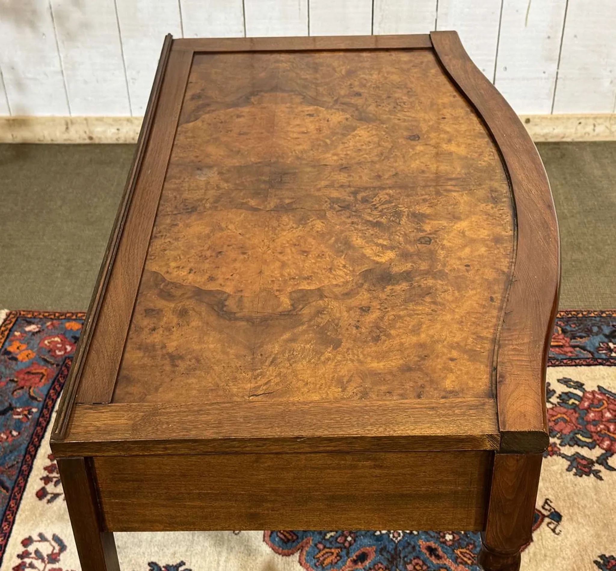 English desk table in walnut burl from the early 20th century.