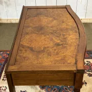 English desk table in walnut burl from the early 20th century.