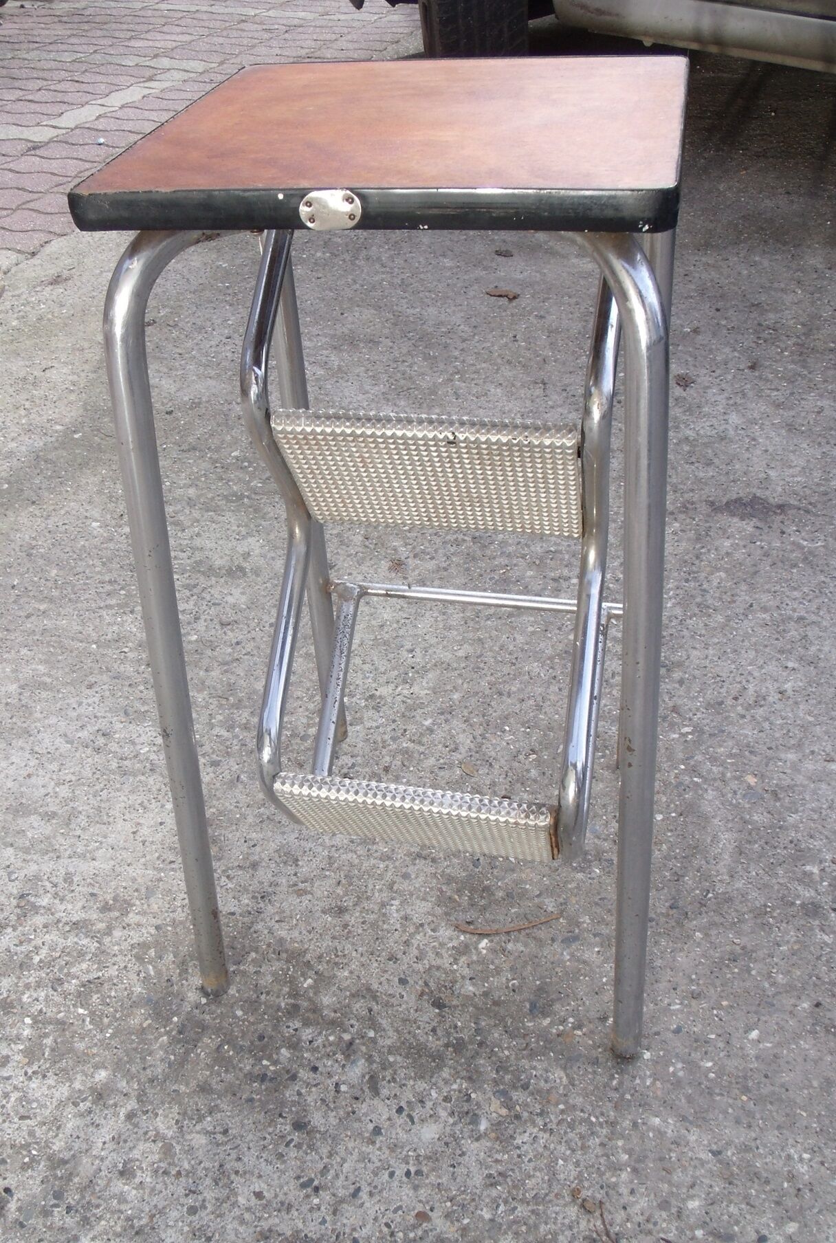 Market the 50-foot stepladder