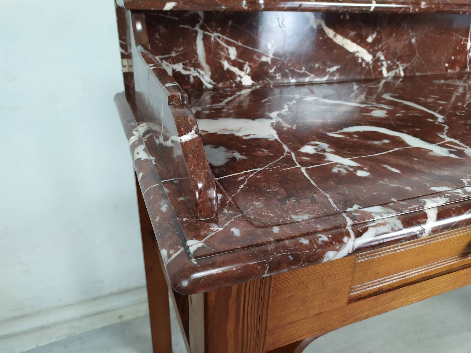 Burgundy marble dressing table