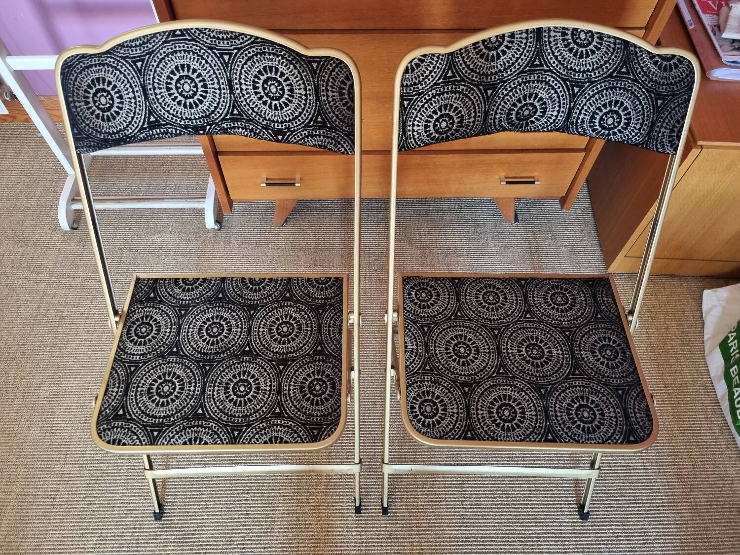 Set of 2 folding chairs in velvet and gold metal