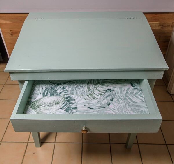 Bureau pupitre ancien revisité – vert mélèze & intérieur jungle chic