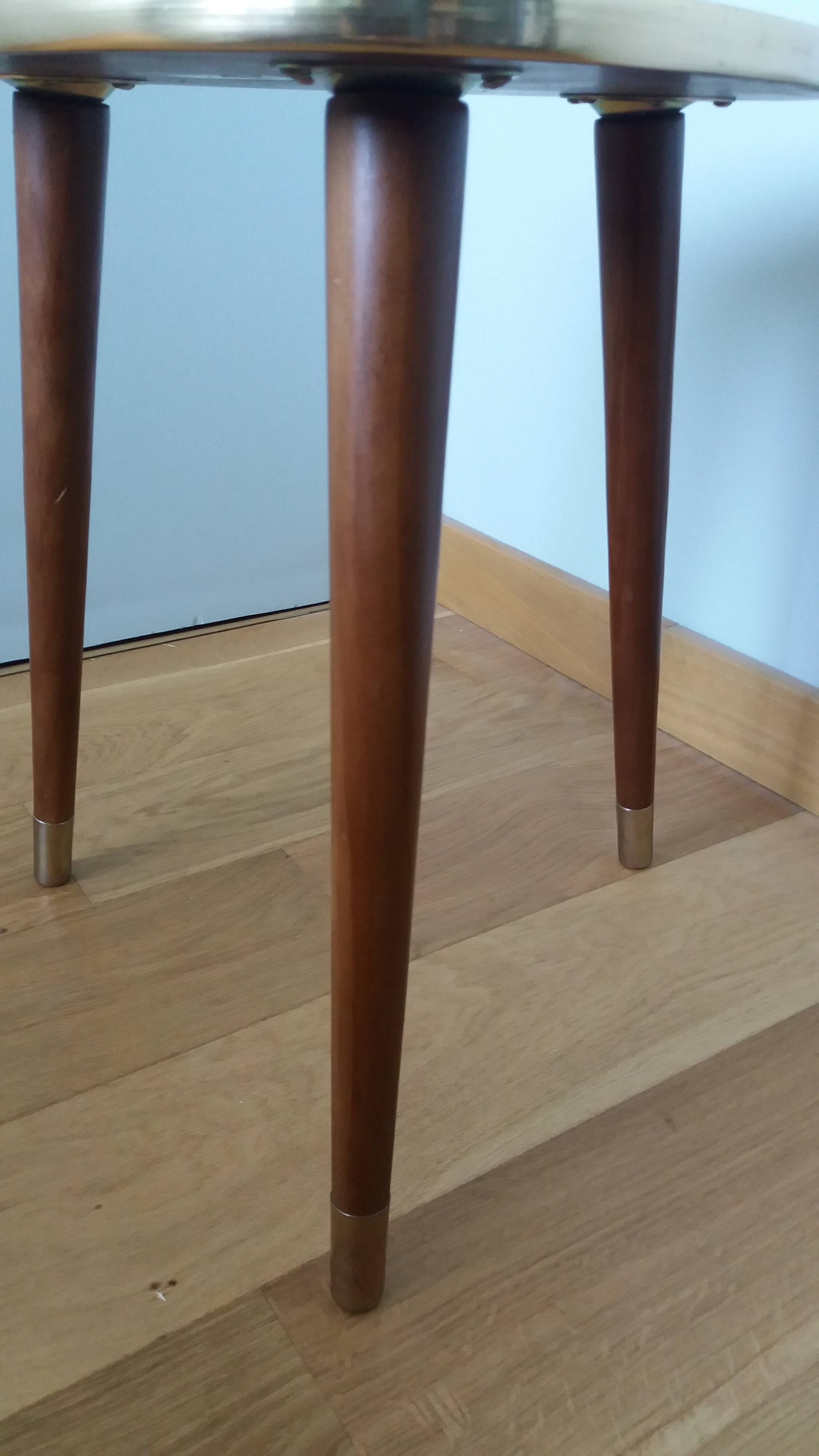 Table basse bout de canapé tripode forme médiator pieds fuselés compas