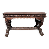 Table ancienne en chêne sculpté de style gothique flamand.