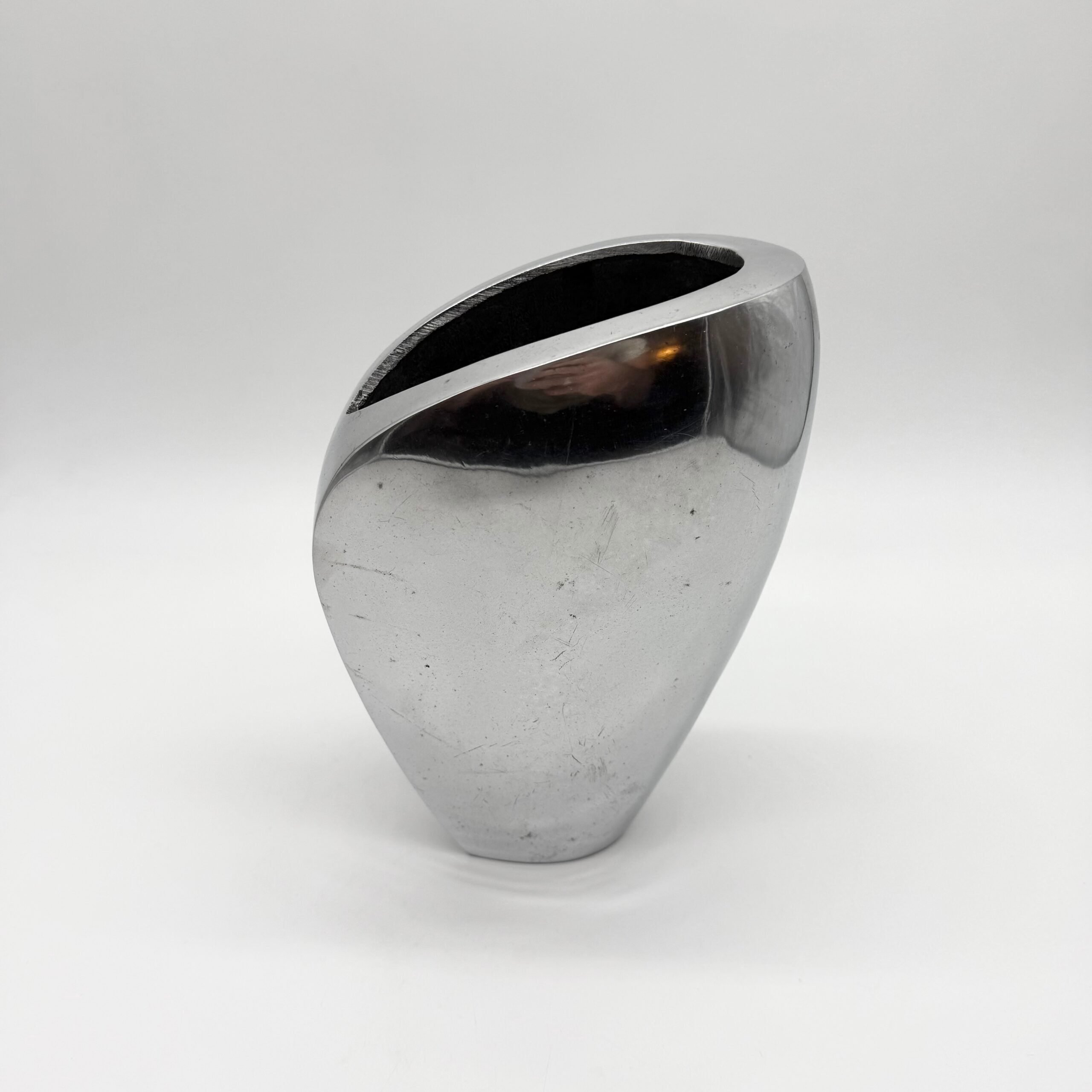Sculptural vase in polished aluminium – 1980s