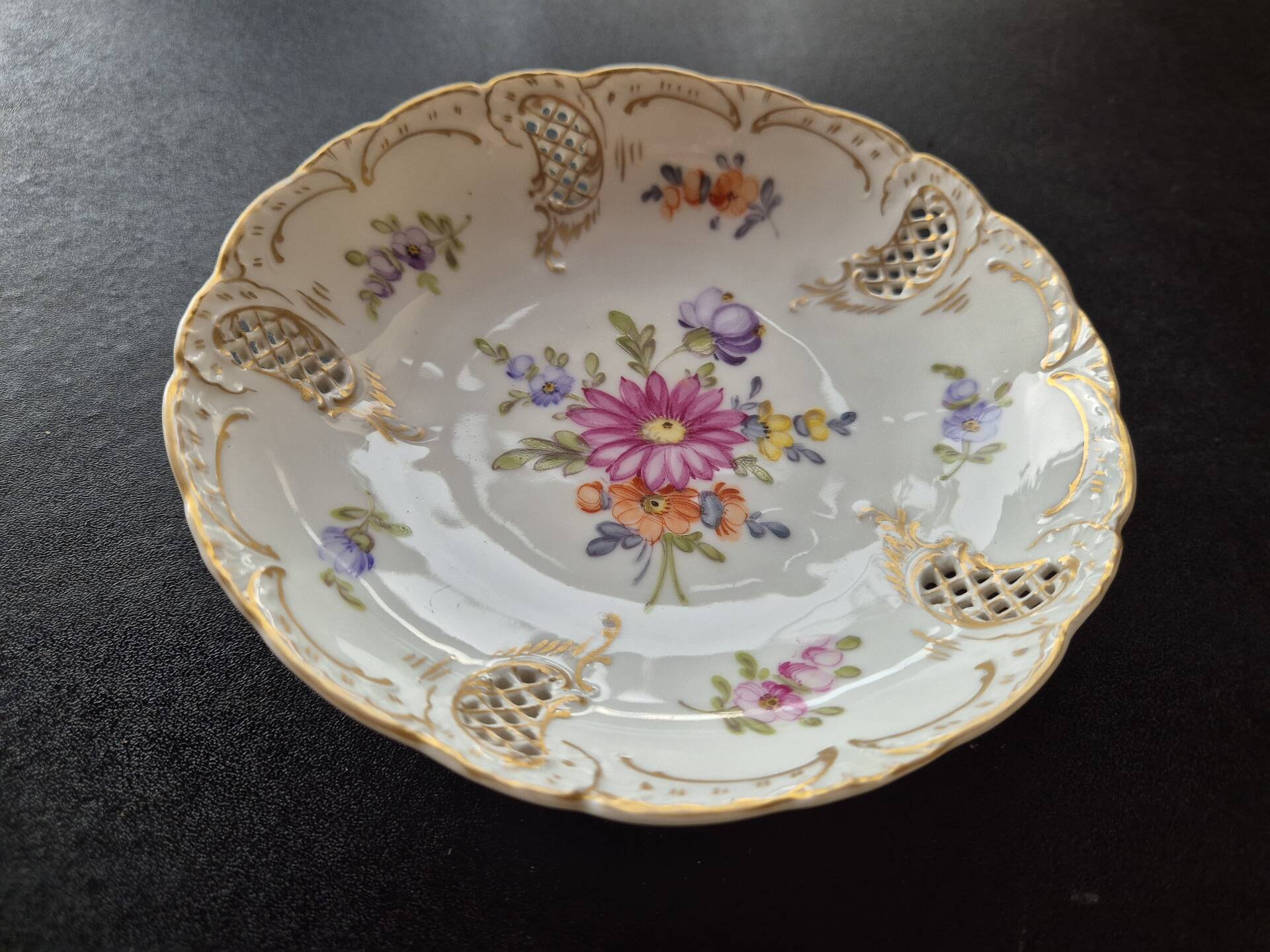 Small bowl / pierced plate in painted Nymphenburg porcelain.
