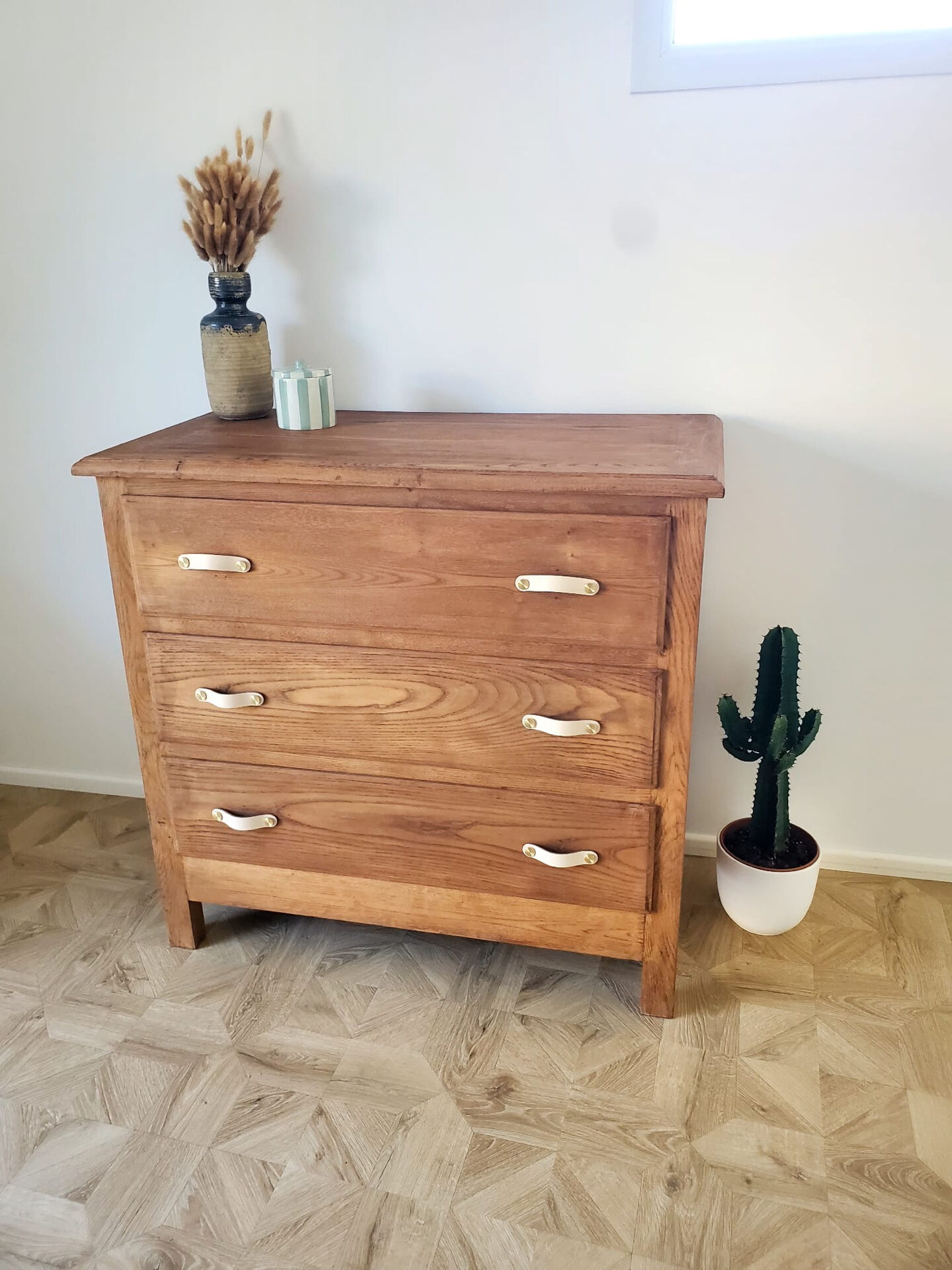 Solid wood chest of drawers