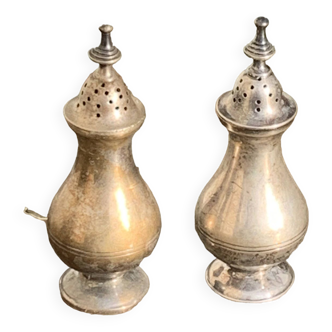 Pair of salt and pepper salt and pepper pots, in old, elegant silver metal