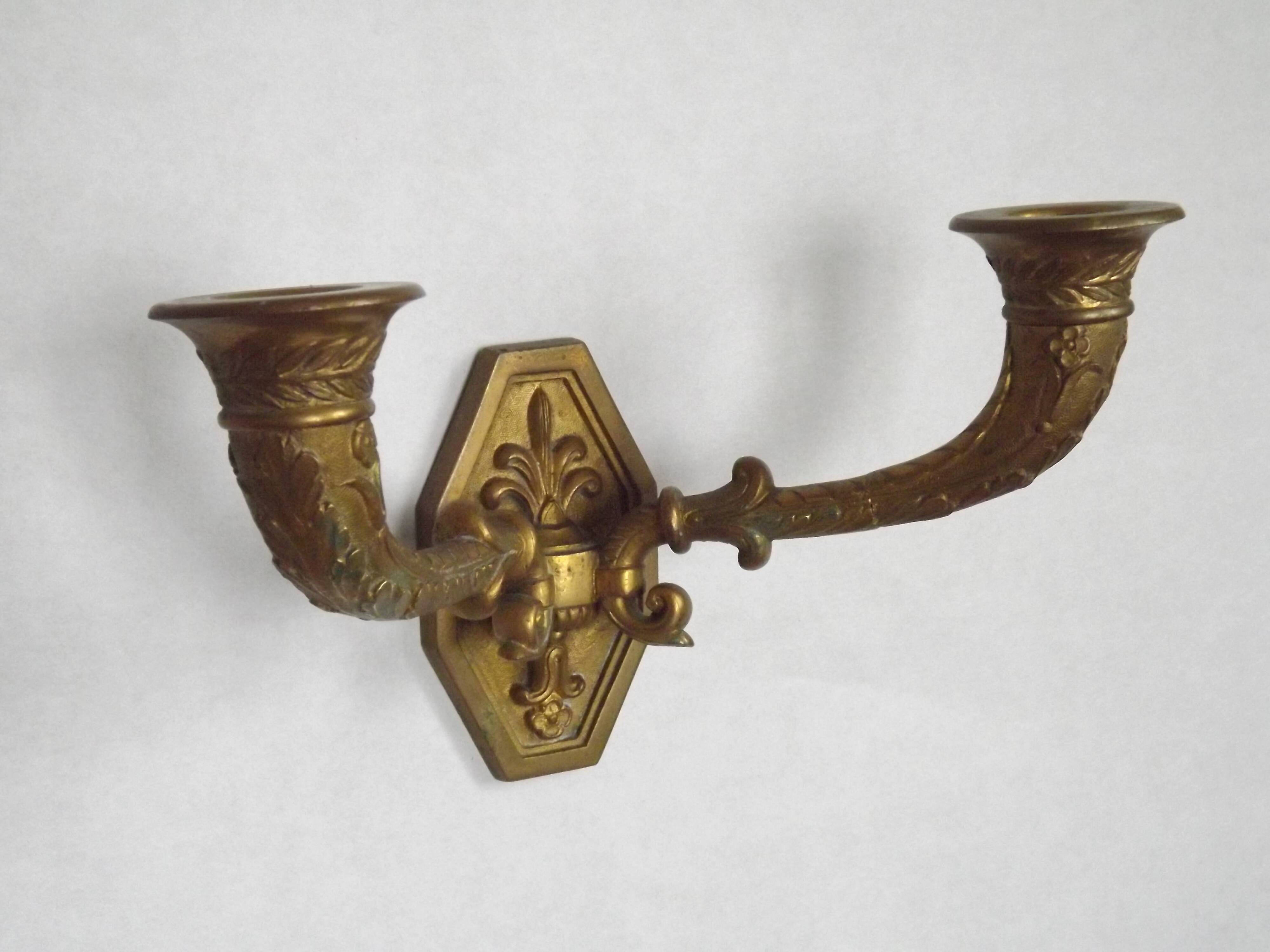 Applique murale en bronze Art Nouveau français à double bougie avec détail de fleur de lys.