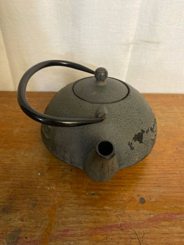 Bouilloire théière japonaise ancienne en fonte noire décor fleurs