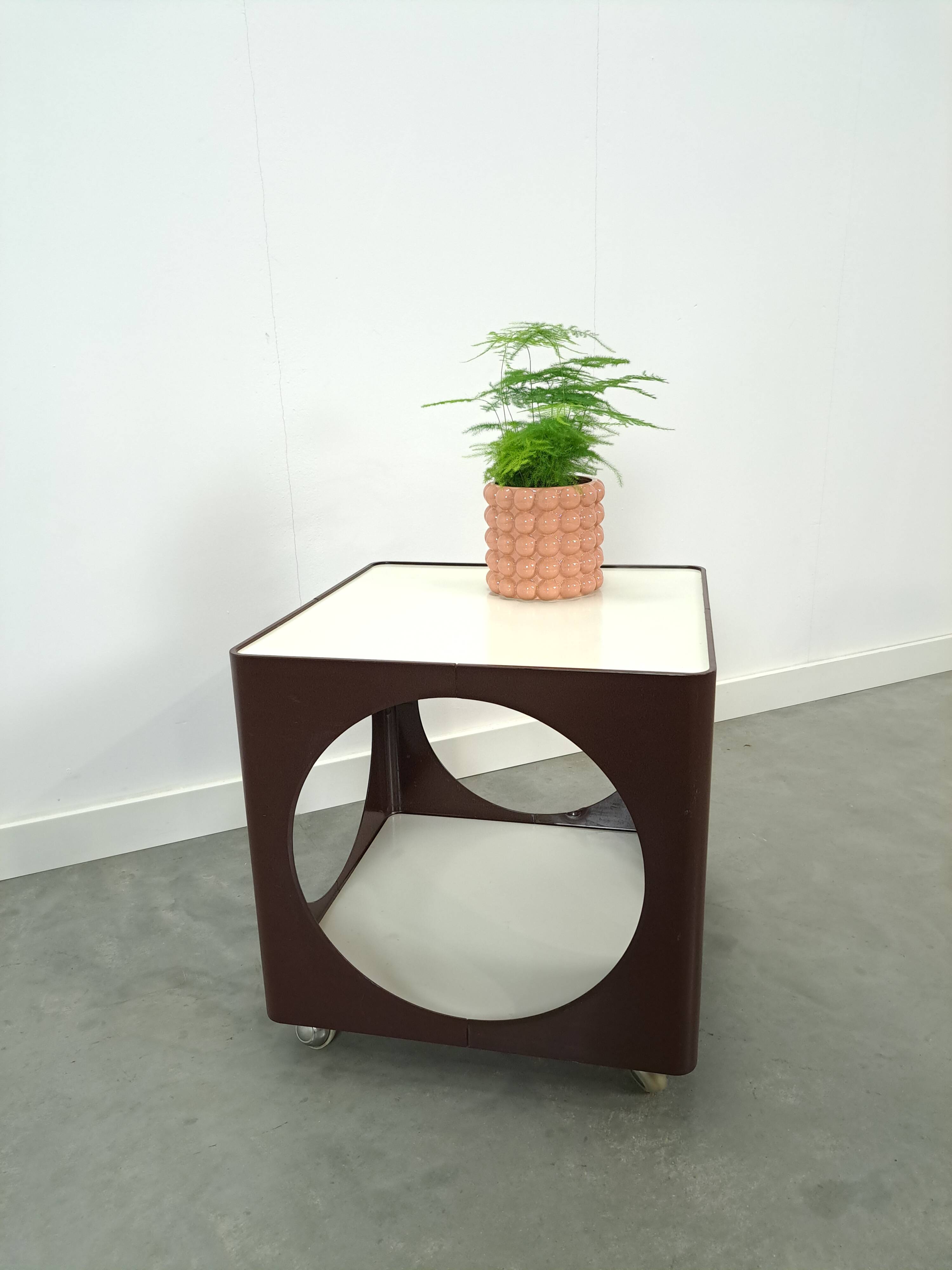 Kubus space age bruine kunststof tafel