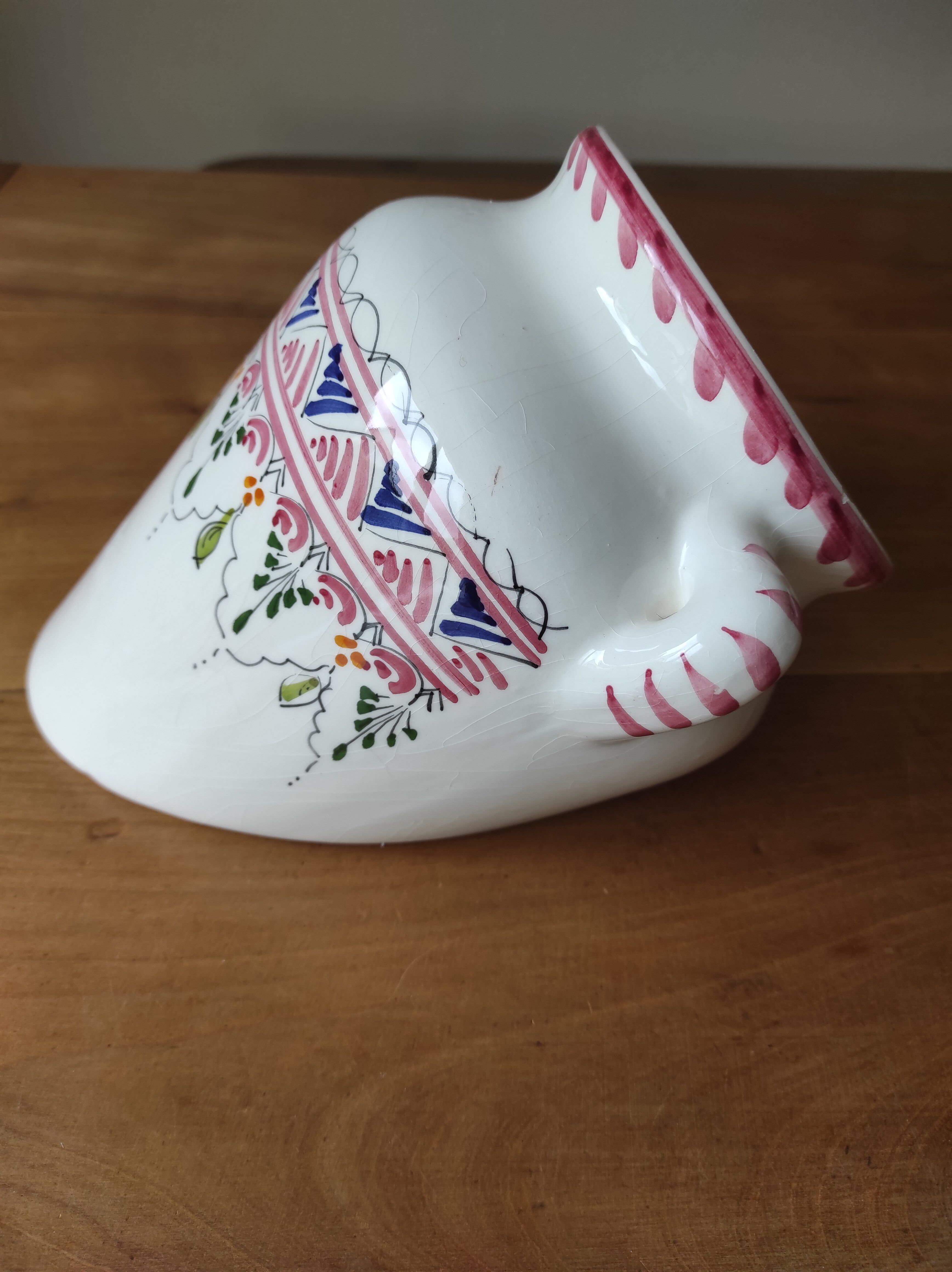 Wall-mounted ceramic bouquet holder