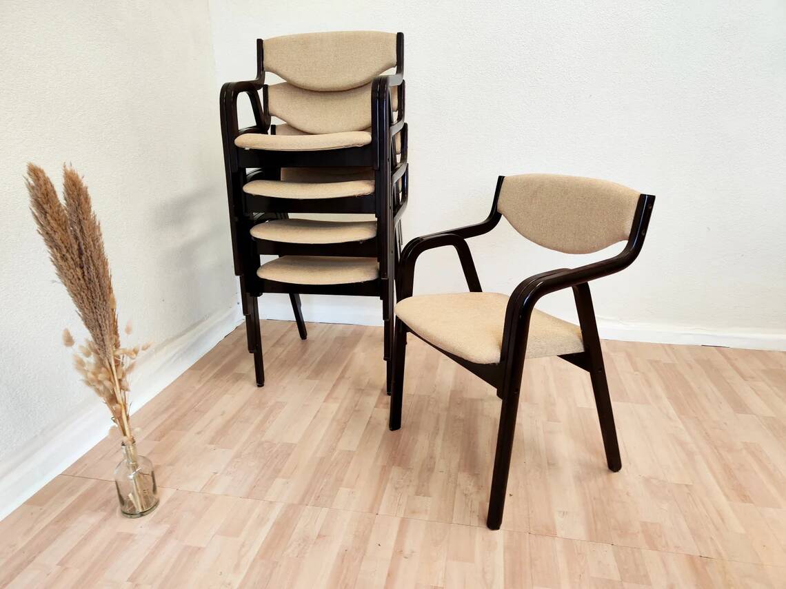 Chaise de salle à manger vintage en bois courbé : style milieu du siècle des années 1970, bois noir et tissu beige