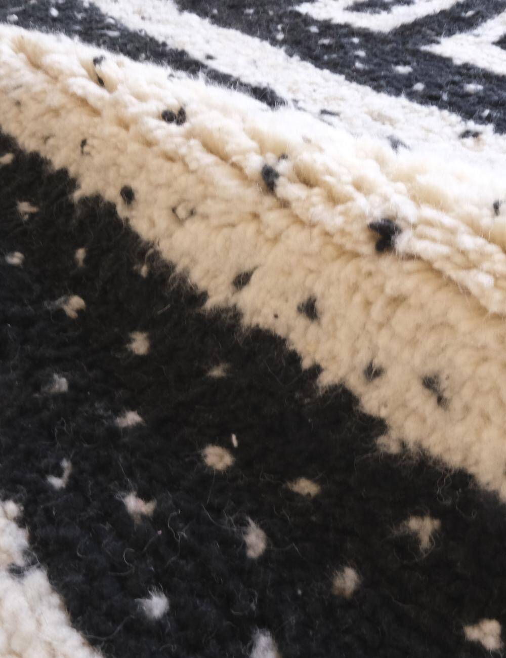 Black and White Rug - 274 x 218 cm