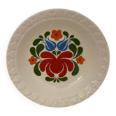 Assiette folk hongroise en céramique blanche à fleurs peintes à la main, bord embossé