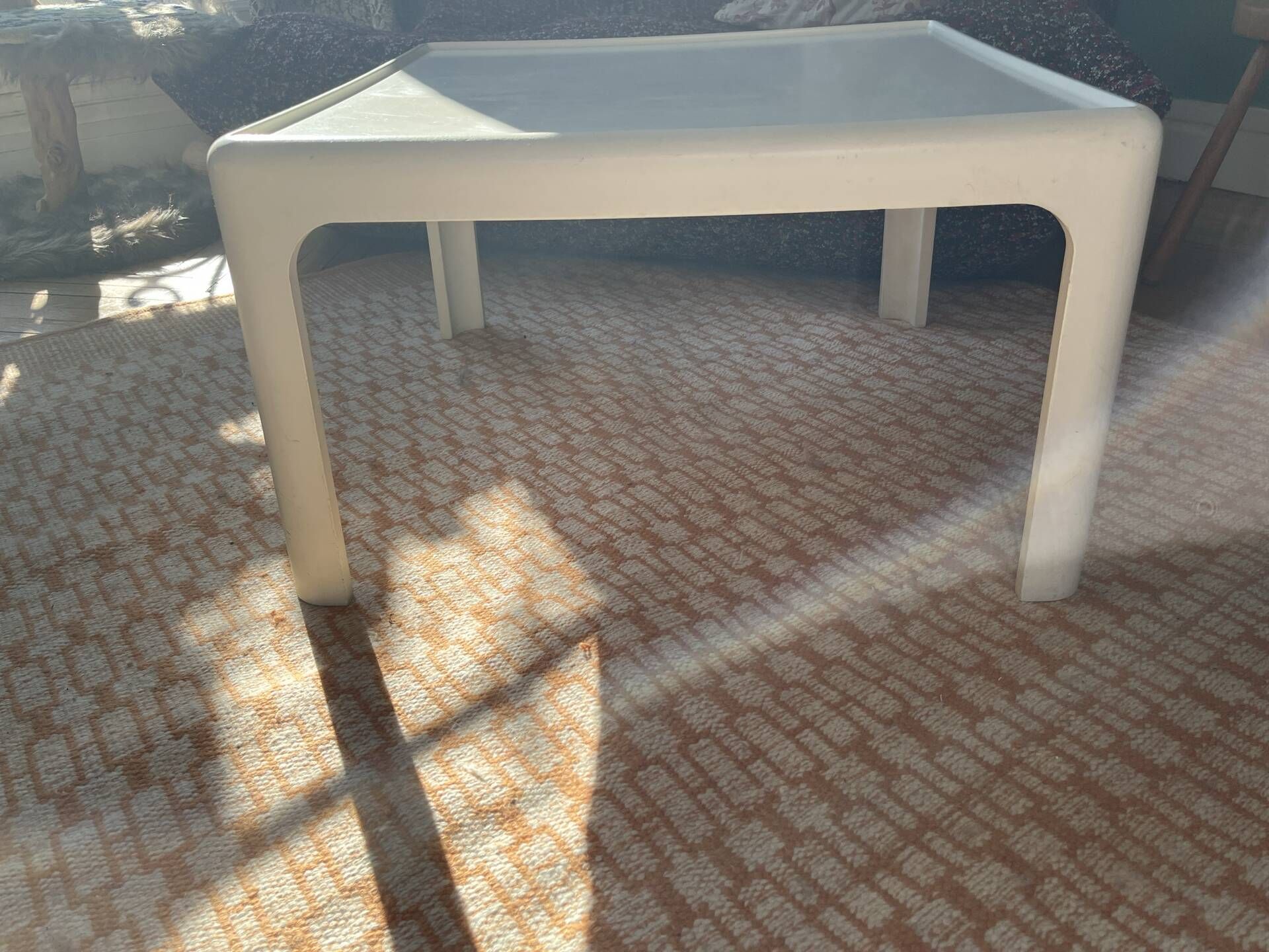 Table basse space age en polyuréthane blanc, probablement Horn Collect